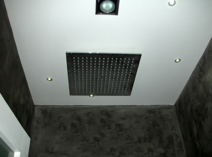 Ramnagement d'une chambre d'ami : pommau de douche et plafond 