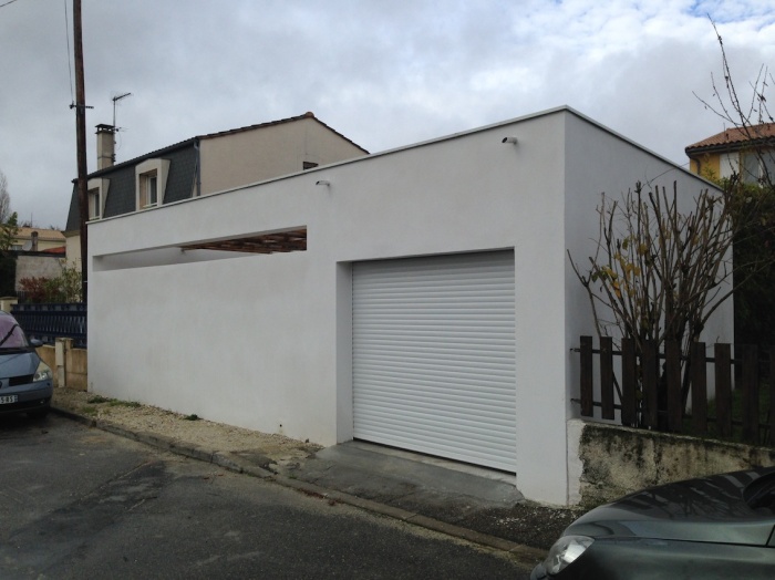 Extension d'une maison de ville : Vue du garage depuis la rue