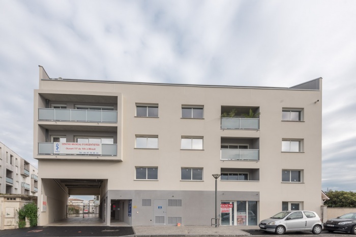 Bureaux mdicaux et logements collectifs  Lormont : Faade sur rue